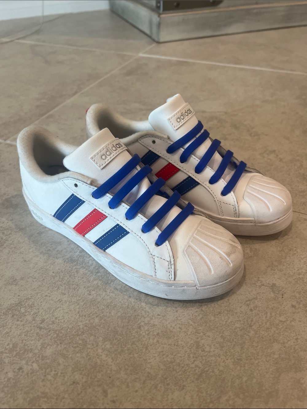 • Like New adidas Kids White Sneakers Blue Laces & Red Accent Stripes, size 3 •